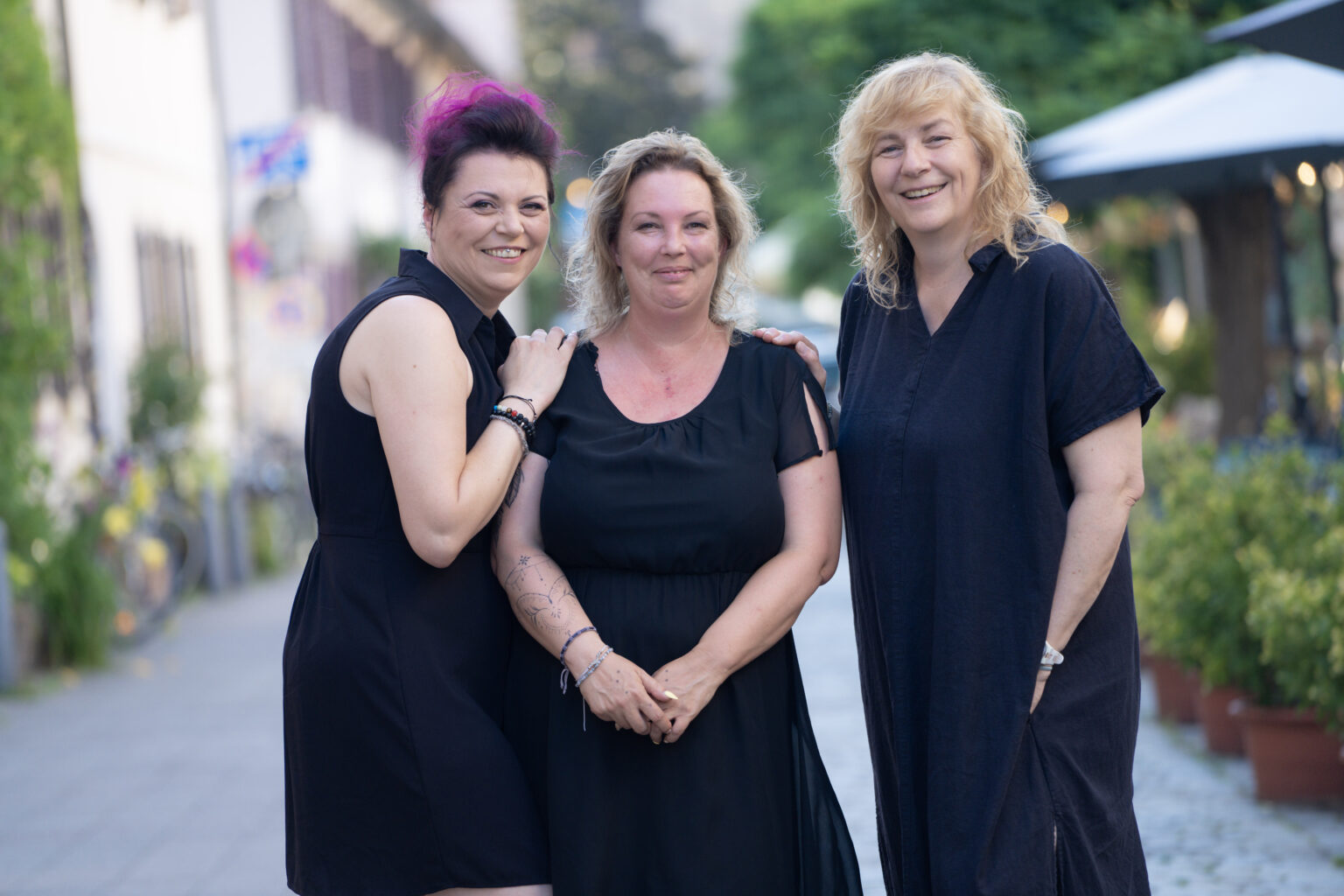 Haarmacherei in der Altstadt Erlangen, Bayern - Das Team vom Friseursalon Haarmacherei in der Schiffsstrasse 8 vor dem Salon. Links steht Kathrin Bär, in der Mitte Stephanie Stingley und recht Andrea Otto.