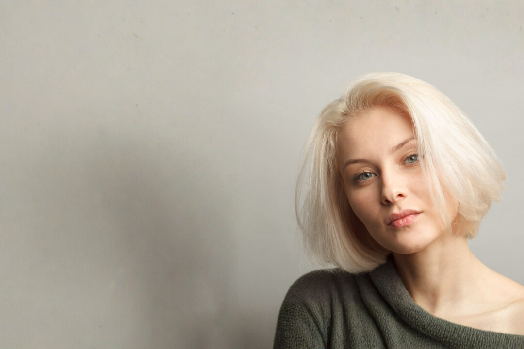 Damenfriseur in der Erlanger Altstadt - Haarmacherei in Erlangen, Bayern - Schöne blonde Frau mit mittellangen Haaren nach ihrem Haarschnitt