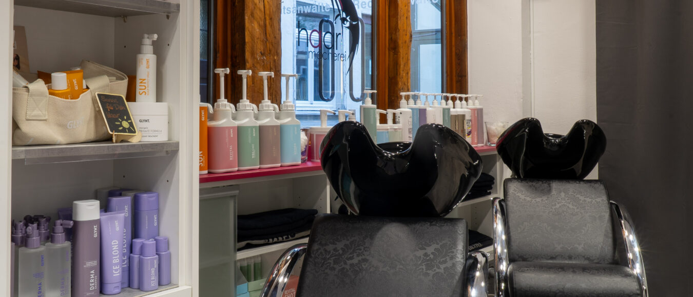 Haarmacherei in der Altstadt Erlangen, Bayern - Innenansicht des Friseursalons - Waschbecken